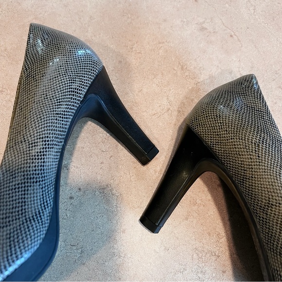 Clarks Python Snake Print Leather Comfort Heels Pumps Sz 7 - Picture 6 of 7